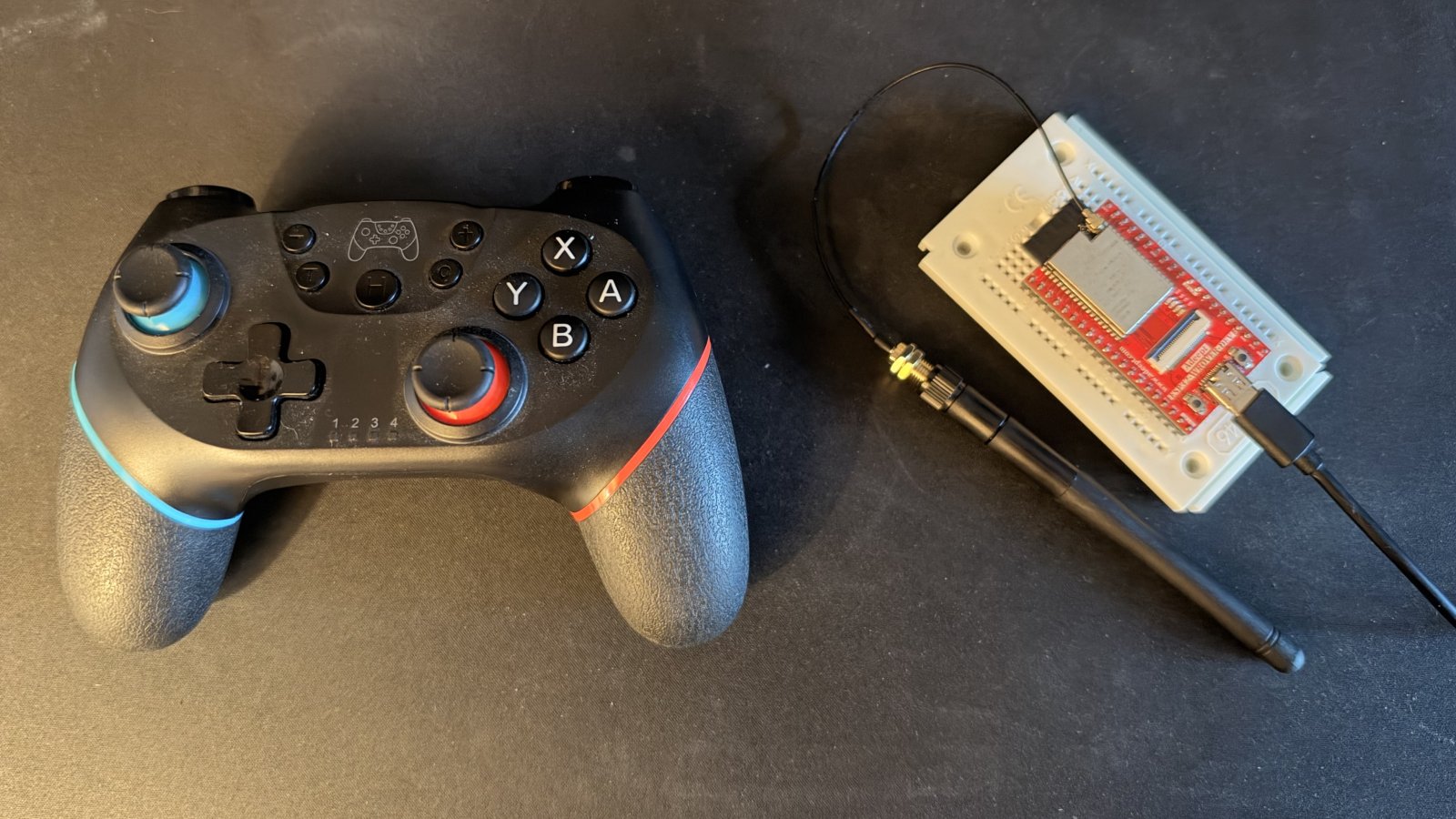 Pro-Controller-Nachbau neben dem ESP32-Board, von oben fotografiert