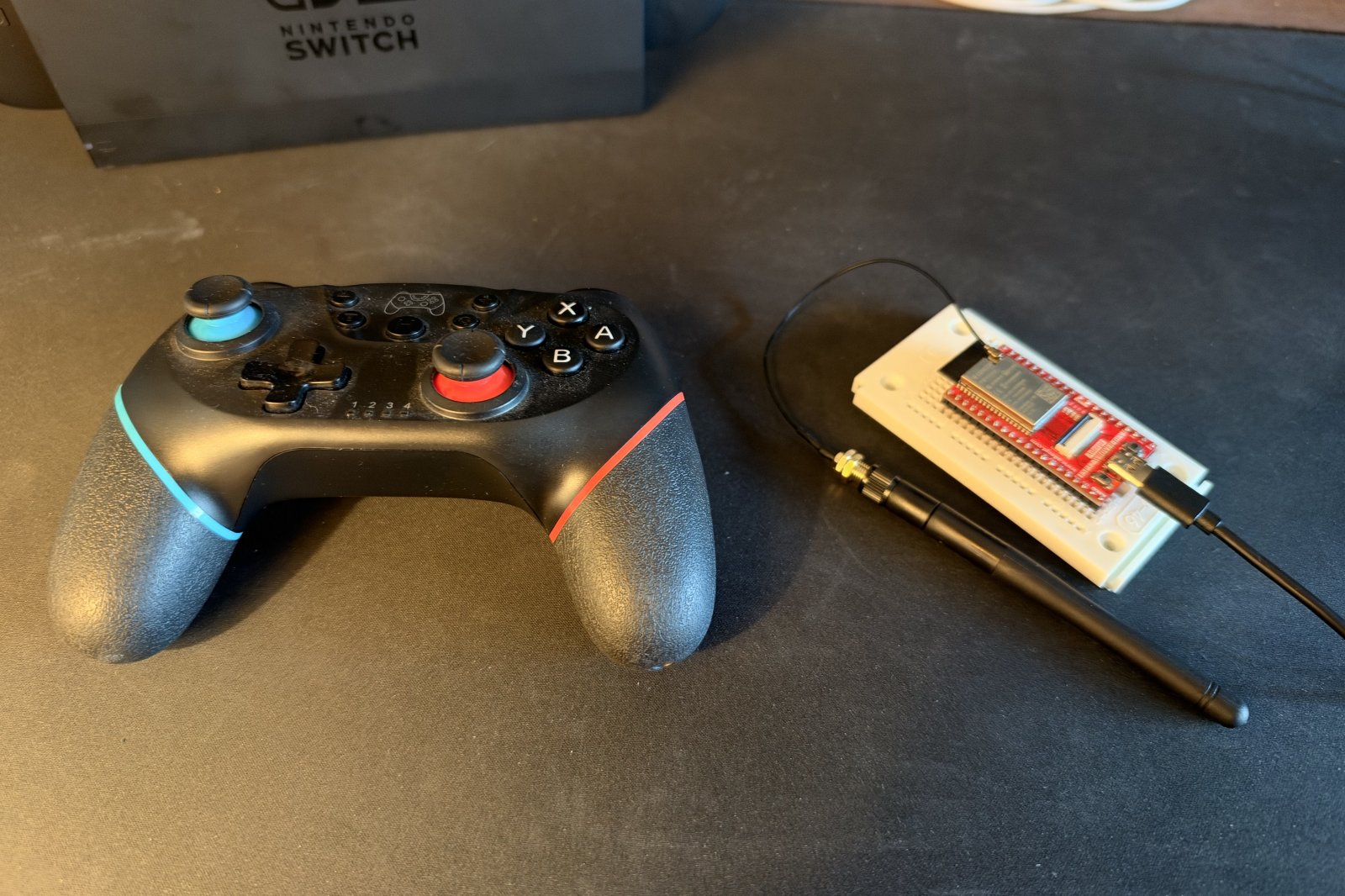 Nachbau-Controller und ESP32-Board nebeneinander vor dem Switch-2-Dock